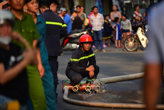  Cháy khách sạn ở Sài Gòn: Giải cứu khẩn cấp 11 khách nước ngoài và 8 người Việt Nam - Ảnh 8.