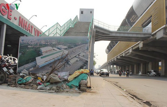  Chân công trình đường sắt Cát Linh - Hà Đông thành nơi nuôi gà, xả rác - Ảnh 10.