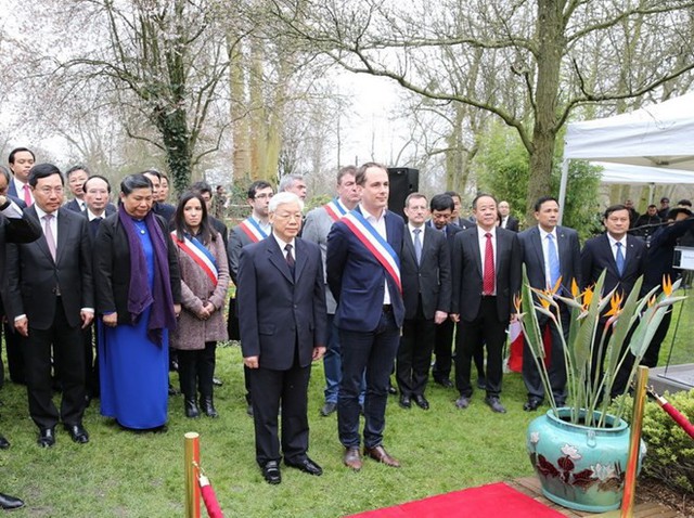  Tổng Bí thư đến Paris, bắt đầu thăm chính thức Cộng hòa Pháp - Ảnh 2.