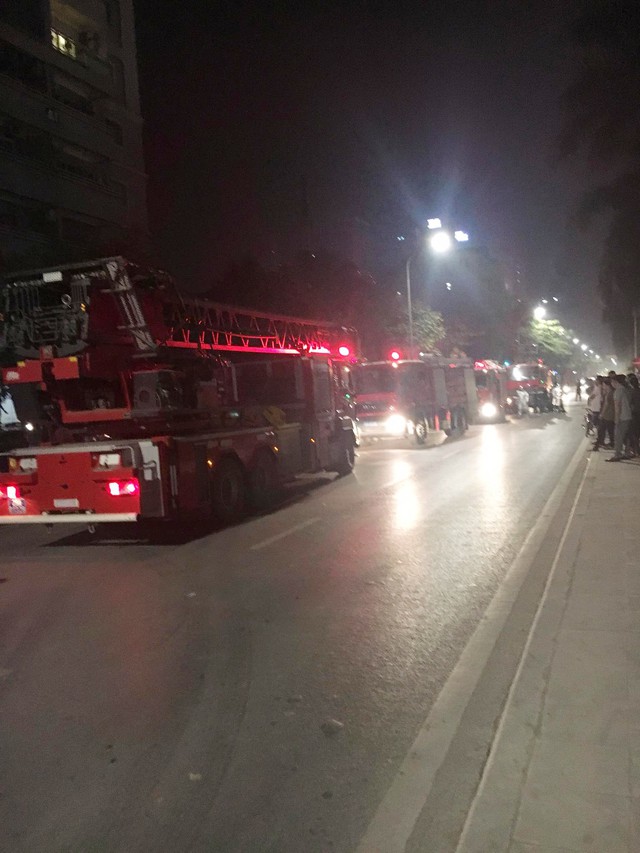 Hà Nội: Cháy chung cư ở Mỹ Đình, khói bốc ngùn ngụt từ một căn hộ trên tầng 18 khiến cư dân hốt hoảng - Ảnh 1.