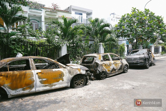 Hàng trăm xe máy, ô tô hạng sang bị cháy trơ khung tại chung cư Carina được kéo ra ngoài bán sắt vụn - Ảnh 1.