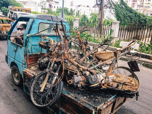 Hàng trăm xe máy, ô tô hạng sang bị cháy trơ khung tại chung cư Carina được kéo ra ngoài bán sắt vụn - Ảnh 13.