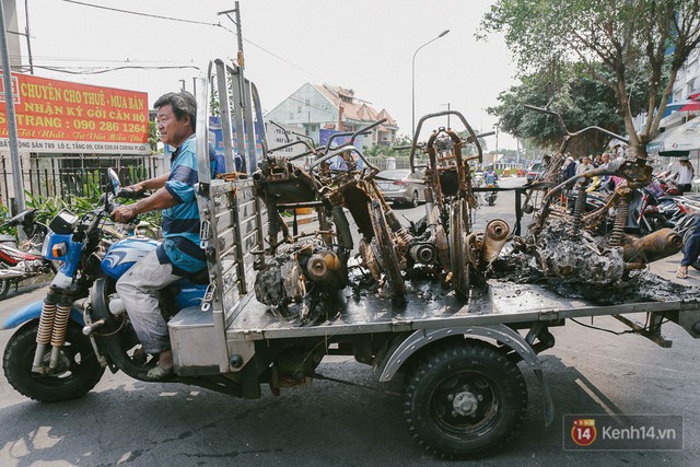 Hàng trăm xe máy, ô tô hạng sang bị cháy trơ khung tại chung cư Carina được kéo ra ngoài bán sắt vụn - Ảnh 14.