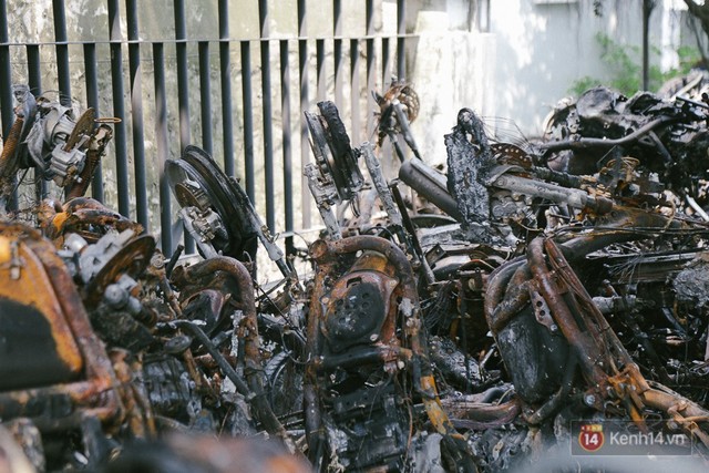 Hàng trăm xe máy, ô tô hạng sang bị cháy trơ khung tại chung cư Carina được kéo ra ngoài bán sắt vụn - Ảnh 16.