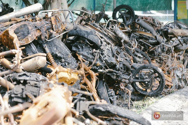 Hàng trăm xe máy, ô tô hạng sang bị cháy trơ khung tại chung cư Carina được kéo ra ngoài bán sắt vụn - Ảnh 17.