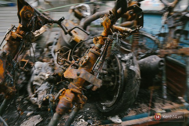 Hàng trăm xe máy, ô tô hạng sang bị cháy trơ khung tại chung cư Carina được kéo ra ngoài bán sắt vụn - Ảnh 18.