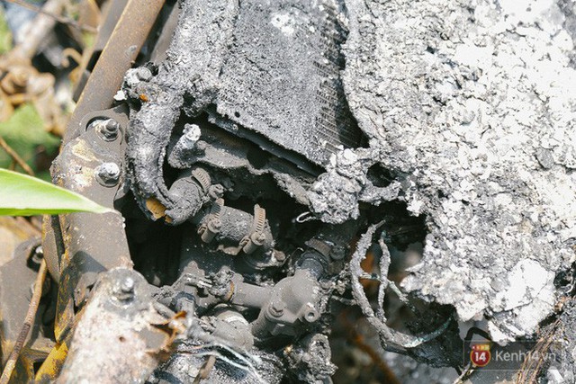 Hàng trăm xe máy, ô tô hạng sang bị cháy trơ khung tại chung cư Carina được kéo ra ngoài bán sắt vụn - Ảnh 21.
