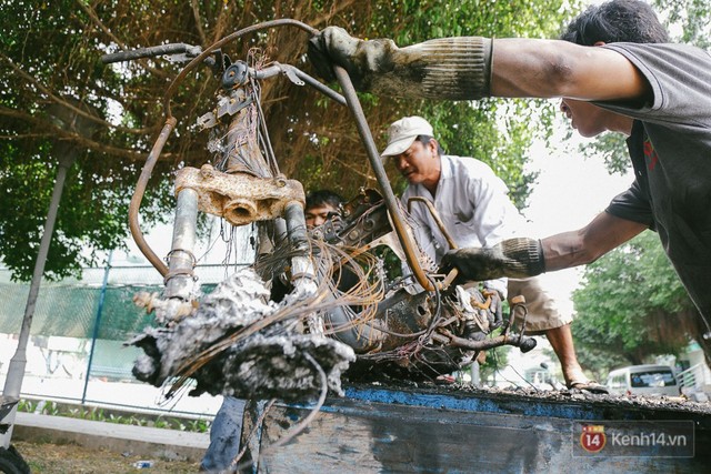 Hàng trăm xe máy, ô tô hạng sang bị cháy trơ khung tại chung cư Carina được kéo ra ngoài bán sắt vụn - Ảnh 22.