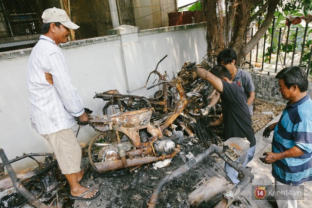 Hàng trăm xe máy, ô tô hạng sang bị cháy trơ khung tại chung cư Carina được kéo ra ngoài bán sắt vụn - Ảnh 23.