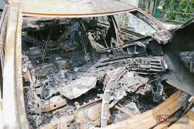 Hàng trăm xe máy, ô tô hạng sang bị cháy trơ khung tại chung cư Carina được kéo ra ngoài bán sắt vụn - Ảnh 5.
