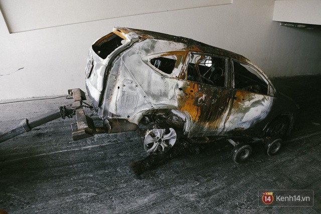 Hàng trăm xe máy, ô tô hạng sang bị cháy trơ khung tại chung cư Carina được kéo ra ngoài bán sắt vụn - Ảnh 6.