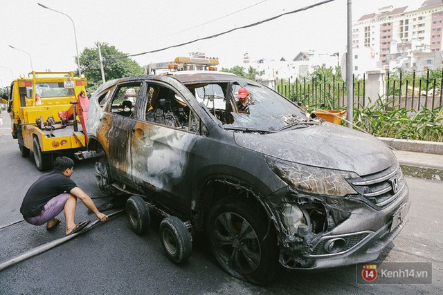Hàng trăm xe máy, ô tô hạng sang bị cháy trơ khung tại chung cư Carina được kéo ra ngoài bán sắt vụn - Ảnh 8.