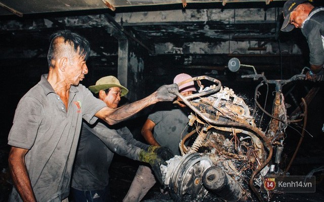 Hàng trăm xe máy, ô tô hạng sang bị cháy trơ khung tại chung cư Carina được kéo ra ngoài bán sắt vụn - Ảnh 10.