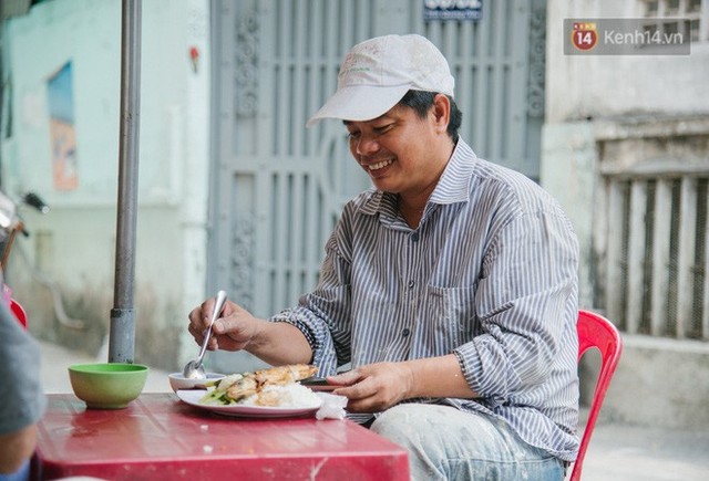 Cô bán cơm dễ thương hết sức ở Sài Gòn: 10 ngàn cũng bán, khách nhiêu tiền cũng có cơm ăn” - Ảnh 9.
