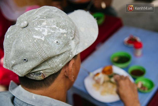 Cô bán cơm dễ thương hết sức ở Sài Gòn: 10 ngàn cũng bán, khách nhiêu tiền cũng có cơm ăn” - Ảnh 10.