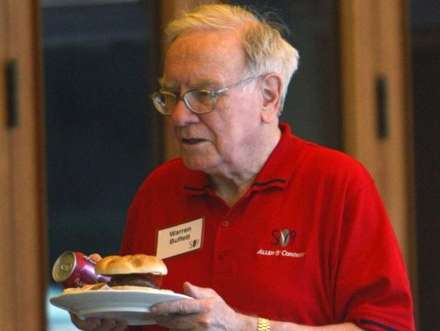 Bạn sẽ ngạc nhiên khi biết được tỷ phú Warren Buffett đã chọn những gì cho bữa ăn trưa của mình - Ảnh 1.