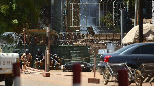 Nóng: Đại sứ quán Pháp ở Burkina Faso bị tấn công khủng bố, nhiều người thiệt mạng - Ảnh 1.