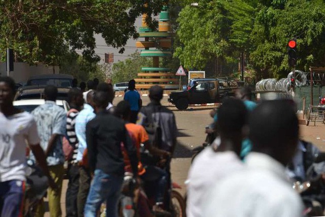 Nóng: Đại sứ quán Pháp ở Burkina Faso bị tấn công khủng bố, nhiều người thiệt mạng - Ảnh 5.