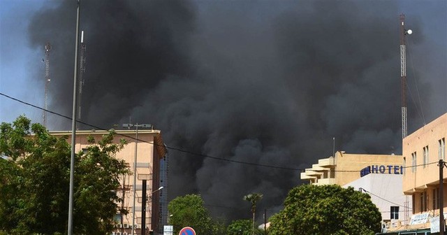 Nóng: Đại sứ quán Pháp ở Burkina Faso bị tấn công khủng bố, nhiều người thiệt mạng - Ảnh 6.