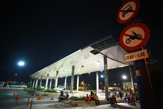  Suốt đêm tháo dỡ trạm thu phí bỏ hoang ở gần hầm vượt sông Sài Gòn - Ảnh 1.