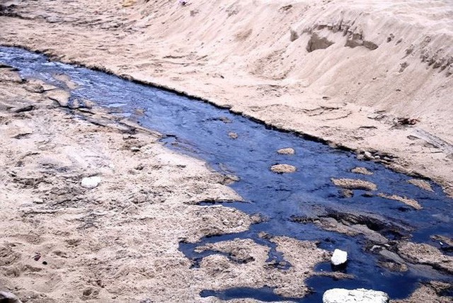  Nước thải đen ngòm chảy xuống bãi biển Nam Ô - Ảnh 4.