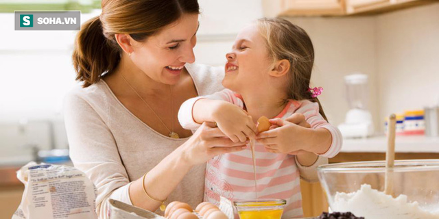 4 bài học tuyệt vời cha mẹ hãy dạy con ngay từ phòng bếp - Ảnh 1.