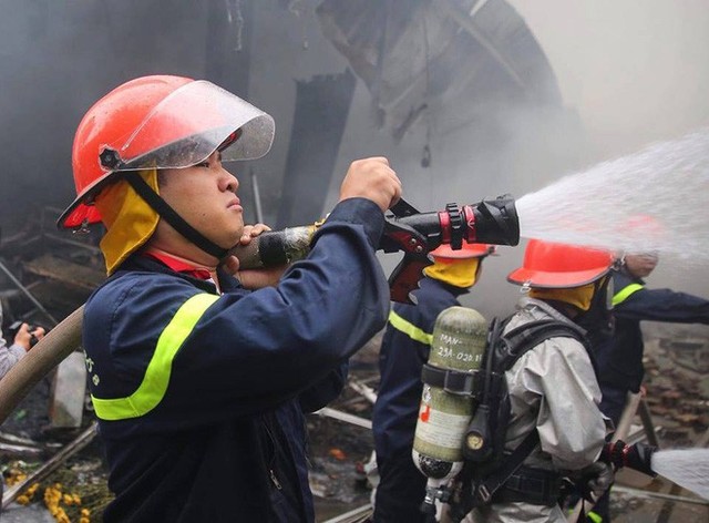 Hiện trường tan hoang vụ cháy chợ Quang ở Hà Nội - Ảnh 12.