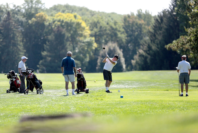 Đây là cách những thương vụ bạc tỷ được thảo luận và quyết định trên sân golf - Ảnh 1.