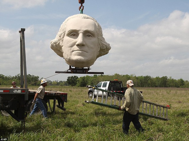 Công viên Tổng thống Mỹ với 43 bức tượng khổng lồ bị hư hại nặng nề, vẫn còn thiếu hai vị Tổng thống nữa mới hoàn thiện - Ảnh 12.