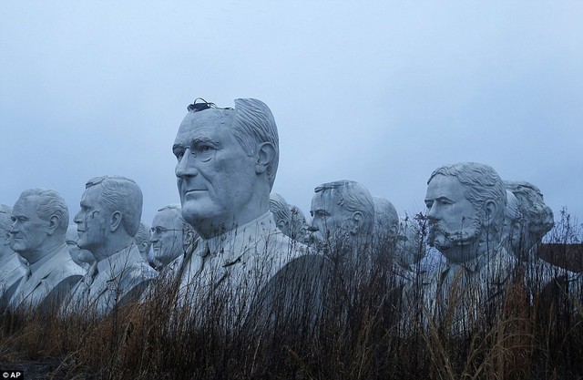 Công viên Tổng thống Mỹ với 43 bức tượng khổng lồ bị hư hại nặng nề, vẫn còn thiếu hai vị Tổng thống nữa mới hoàn thiện - Ảnh 5.
