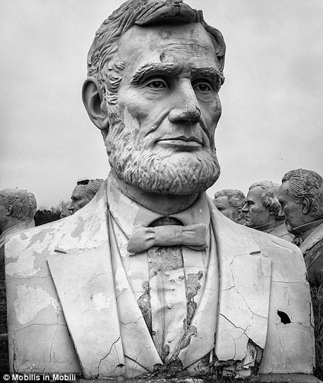 Công viên Tổng thống Mỹ với 43 bức tượng khổng lồ bị hư hại nặng nề, vẫn còn thiếu hai vị Tổng thống nữa mới hoàn thiện - Ảnh 7.