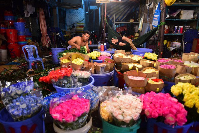  Chợ hoa lớn nhất Sài Gòn đèn sáng suốt đêm trước ngày 8/3 - Ảnh 1.