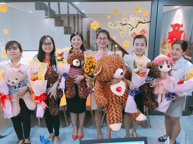 Chàng sếp 9x ở Đà Nẵng tặng nhân viên nữ toàn công ty son môi, bắt nghỉ làm để đi trùng tu nhan sắc mừng 8/3 - Ảnh 2.