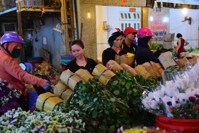  Chợ hoa lớn nhất Sài Gòn đèn sáng suốt đêm trước ngày 8/3 - Ảnh 11.