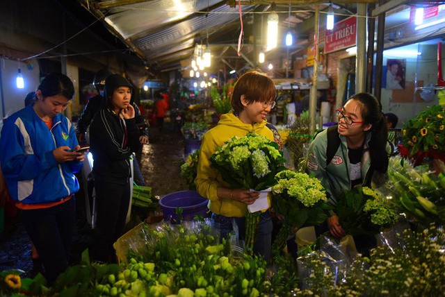  Chợ hoa lớn nhất Sài Gòn đèn sáng suốt đêm trước ngày 8/3 - Ảnh 12.