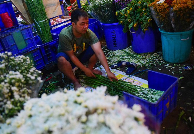  Chợ hoa lớn nhất Sài Gòn đèn sáng suốt đêm trước ngày 8/3 - Ảnh 14.