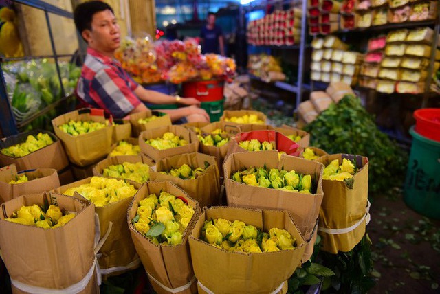  Chợ hoa lớn nhất Sài Gòn đèn sáng suốt đêm trước ngày 8/3 - Ảnh 3.
