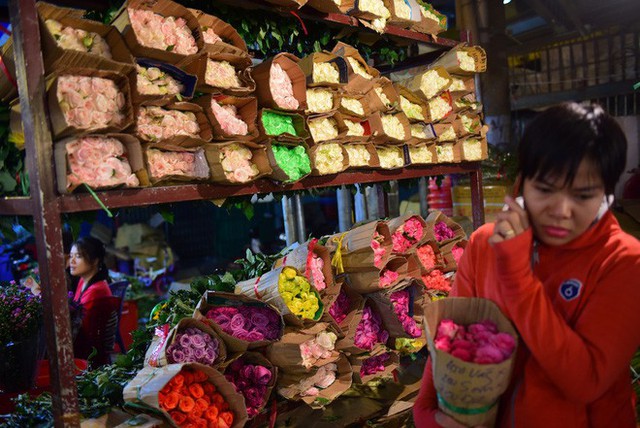  Chợ hoa lớn nhất Sài Gòn đèn sáng suốt đêm trước ngày 8/3 - Ảnh 5.