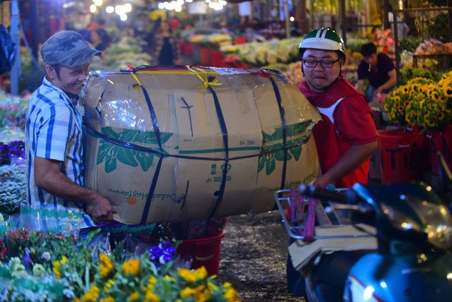  Chợ hoa lớn nhất Sài Gòn đèn sáng suốt đêm trước ngày 8/3 - Ảnh 7.