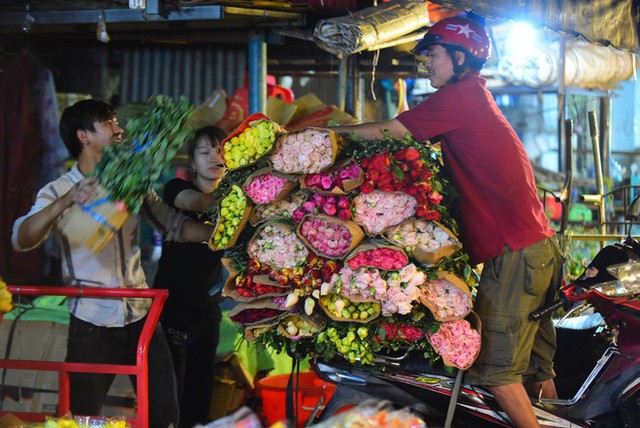  Chợ hoa lớn nhất Sài Gòn đèn sáng suốt đêm trước ngày 8/3 - Ảnh 8.