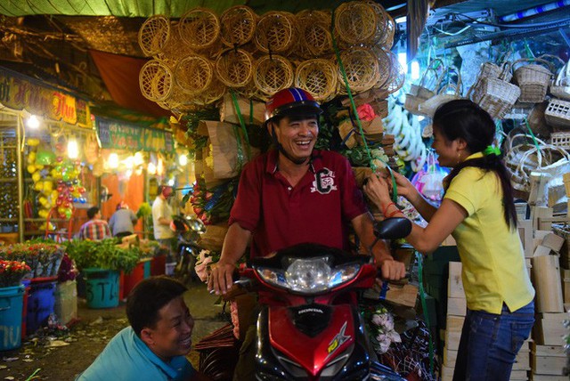  Chợ hoa lớn nhất Sài Gòn đèn sáng suốt đêm trước ngày 8/3 - Ảnh 9.