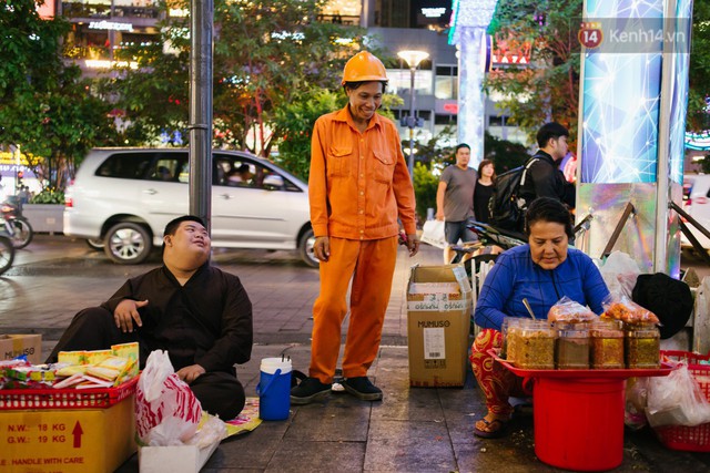 Chuyện má con thằng khờ bán hàng rong ở phố đi bộ Sài Gòn: 19 năm một mình đi tìm nụ cười cho con - Ảnh 11.