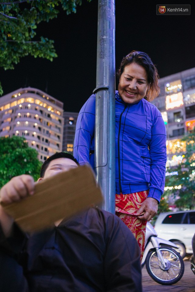 Chuyện má con thằng khờ bán hàng rong ở phố đi bộ Sài Gòn: 19 năm một mình đi tìm nụ cười cho con - Ảnh 15.