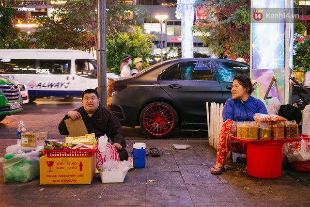 Chuyện má con thằng khờ bán hàng rong ở phố đi bộ Sài Gòn: 19 năm một mình đi tìm nụ cười cho con - Ảnh 9.