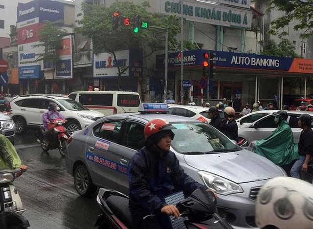  Nhiều tuyến phố Hà Nội tê liệt trong cơn mưa phùn buổi sáng - Ảnh 2.