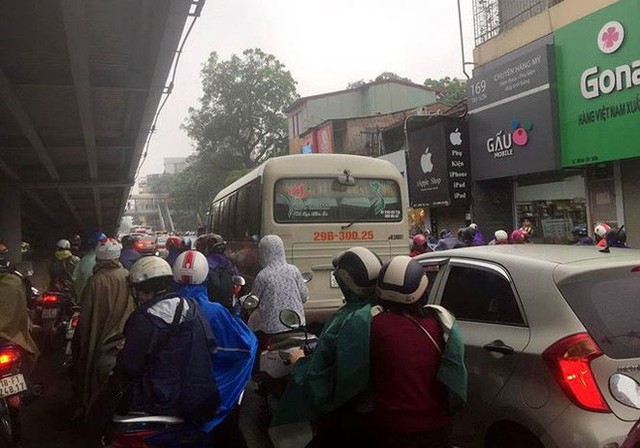 Nhiều tuyến phố Hà Nội tê liệt trong cơn mưa phùn buổi sáng - Ảnh 3.