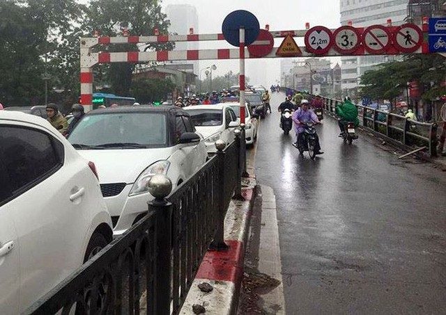  Nhiều tuyến phố Hà Nội tê liệt trong cơn mưa phùn buổi sáng - Ảnh 4.