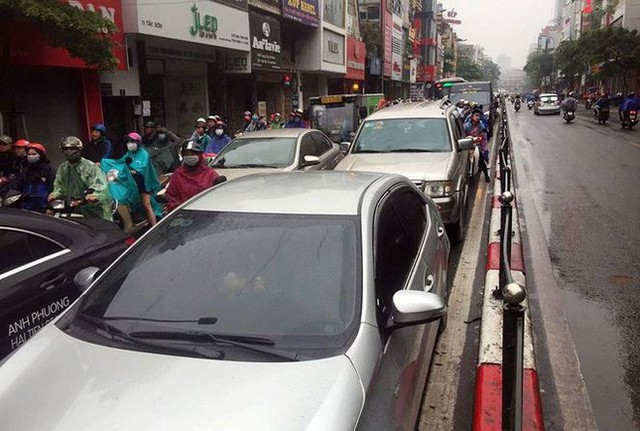  Nhiều tuyến phố Hà Nội tê liệt trong cơn mưa phùn buổi sáng - Ảnh 5.