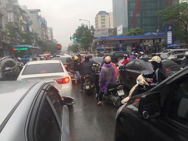  Nhiều tuyến phố Hà Nội tê liệt trong cơn mưa phùn buổi sáng - Ảnh 7.