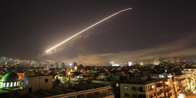 Phương Tây nã 105 tên lửa, phòng không Syria bắn hạ 71 quả - Ảnh 1.